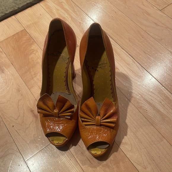 Vintage yellow Moschino high heel shoes, worn once size 8 - Picture 5 of 11